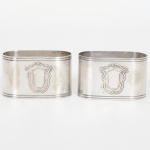 METAL PRATEADO, par (2) porta-retratos ornados com escudo, medindo 5,5 x 3,5 x 3 cm, punção de manufaturanão identificada, sinais de uso, vide foto.