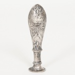 PRATA PORTUGUESA, um (1) antigo sinete com ornamentação relevada em elementos vegetalistas, período ArteNova, traz as iniciais EL, medindo 7,5 cm altura, peso 10,9 gr., punções portugueses de ourives e contrastaria,parcialmente legíveis, sinais de uso, vide foto.