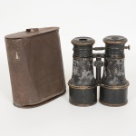 DIVERSOS, um (1) antigo binóculo confeccionado em metal e outros materiais, tonalidade preta, sem marca demanufatura aparente, sinais de uso e defeitos, acondicionado no estojo em folha de flandres com sinais de oxidação,sinais de uso, vide foto.