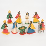 ARTE RELIGIOSA POPULAR, um (1) presépio com nove figuras, modeladas em barro, policromadas e cozidas,pequeno bicado na asa do anjo, assinadas em cavo CLOVIS, medindo a maior peça 19 cm altura, vide foto.