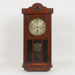 RELÓGIO, um (1) antigo carrilhão de parede, mostrador em metal com algarismos arábicos e dois furos para darcorda, sinalizando a cada meia hora e hora cheia, gabinete em madeira, portinhola envidraçada, medindo 69 cm altura,possui a chave borboleta, usado, não testado e sem garantia, vide foto.