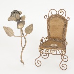 DIVERSOS, dois (2) itens: 1 escultura na forma de rosa, confeccionada em metal prateado, medindo 14 cmcomprimento; 1 cadeira miniatura para casa de bonecas, confeccionada em aramado vergado, tecido, esferas metálicas eaplique facetado, faltando partes, medindo 12 cm altura, vide foto.