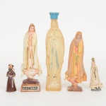 ARTE SACRA, cinco (5) imaginarias variadas: 3 representando Nossa Senhora de Fátima; 1 representando Nossasenhora de Lourdes; 1 representando São Francisco (com perdas), confeccionadas em materiais variados, medindo amaior 13 cm altura, vide foto.