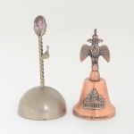 DIVERSOS, duas (2) sinetas de mão, confeccionadas em metal: 1 souvenir de Saint Petersburg, Rússia, medindo 9cm altura; 1 encimada por ametista, medindo 10 cm altura, sinais de uso, vide foto.