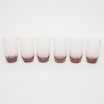 VIDRO, seis (6) copos, translúcidos, furta cor roxa, base plissada, medindo 12 cm altura e 7,5 cm diâmetro, sinaisde uso, vide foto.