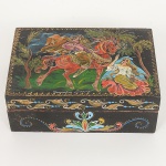 DIVERSOS, uma (1) caixa retangular, confeccionada em madeira laqueada na tonalidade preta, ornamentaçãopolicromada pintada a mão representando cena de galanteio, laterais em elementos vegetalistas, interior com forraçãoaveludada ou feltro na tonalidade vermelha, medindo 14 x 10 x 5 cm, sinais de uso, vide foto.