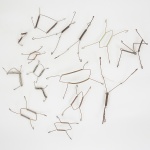 DIVERSOS, um (1) saco com vários expositores para pratos e travessas, confeccionados em aramado vergado emolas, todos usados, alguns no estado e com sinais de oxidação, vide foto.