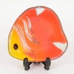 VIDRO, um (1) covilhete representando peixe com sulfitos coloridos sobre fundo incolor e translúcido, formatotrilobado, medindo 10,5 x 10,5 cm, sinais de uso, vide foto.