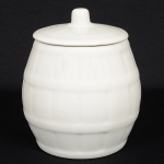 PORCELANA, um (1) pote com tampa, modelado na forma de barrica, tonalidade branca, manufatura P II RJ (D.PEDRO II, Rio de Janeiro, RJ, fundada em 1921 por Tinoco Machado, Industrial Carioca, que contava com auxiliaresque vieram da tradicional Fábrica de Vista Alegre de Portugal, foi a primeira fábrica de porcelana autêntica em escalaIndustrial no Brasil, funcionou até a década de 80), medindo 17 cm altura, sinais de uso, vide foto.