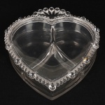 VIDRO, uma (1) caixa com tampa e divisória interna, incolor e translúcida, formato de coração, borda comperolados, medindo 21,5 x 19 x 5 cm, sinais de uso, vide foto.