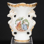PORCELANA, um (1) vaso floreiro com ornamentação policromada, representando cena de galanteio,possivelmente baseada na obra de FRAGONARD (Jean Honoré Fragonard, Grasse 1732 Paris 1806, pintor, desenhista egravurista francês, estilo Rococó, conhecido pela exuberância e hedonismo de sua obra, pinturas do gênero comatmosfera de intimidade e erotismo), modelagem relevada em perolados e elementos vegetalistas, generosos arremates aouro, medindo 16 cm altura, sem marca de manufatura aparente, sinais de uso, vide foto.