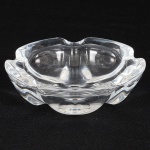 CRISTAL, um (1) cinzeiro, incolor e translúcido, modelado em lóbulos, medindo 11 cm diâmetro, sinais de uso,vide foto.