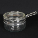 VIDRO, uma (1) panela com tampa, incolor e translúcida, marca PYREX, Made in USA, cabo em aço e com trava,medindo 18,5 cm diâmetro, sinais de uso, vide foto.