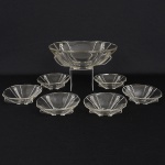 VIDRO, conjunto com sete (7) itens, incolores e translúcidos: 1 saladeira e 6 taças, modelagem no padrão ArtDeco, medindo respectivamente 28 cm e 14 cm diâmetro, sinais de uso, vide foto.