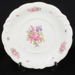 PORCELANA, um (1) medalhão com ornamentação floral policromada, arremates com frisos a ouro já com sinaisde desgastes, marca KPM (Krister Porzellan-Manufaktur 1831 a 1920, fundada no ano de 1831 por Carl Franz Krister;em 1867 foi premiado na Exposição Internacional de Paris mesmo ano da sua morte; em 1920 mudou a razão socialpara Krister Porzellan-Manufaktur AG 1920 a 1952; em 1921 foi autorizado pelo governo a produzir moeda deporcelana (Notgeld); em 1945 depois da Segunda Guerra Mundial o território deixou de ser alemão e passou a integrar aPolônia; em 1952 foi nacionalizada e passou a ser Fabryka Porcelany Krzysztof 1952 a 1995; em 1995 mudou a razãosocial para Fabryka Porcelany Krzysztof SA, funciona até a atualidade), Made in Poland, medindo 27 cm diâmetro,sinais de uso, vide foto.