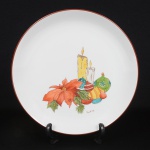 PORCELANA, um (1) prato ornado com motivos natalinos em policromia, Atelier LUDI/93, medindo 26 cmdiâmetro, sinais de uso, vide foto.