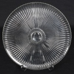 VIDRO, um (1) prato para bolo ou torta, incolor e translúcido, moldado em caneluras, medindo 31,5 cm diâmetro,sinais de uso, vide foto.