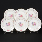 PORCELANA, seis (6) pratos para sobremesa com ornamentação floral policromada, arremates com frisos a ourojá com sinais de desgastes, marca KPM (Krister Porzellan-Manufaktur 1831 a 1920, fundada no ano de 1831 por CarlFranz Krister; em 1867 foi premiado na Exposição Internacional de Paris mesmo ano da sua morte; em 1920 mudou arazão social para Krister Porzellan-Manufaktur AG 1920 a 1952; em 1921 foi autorizado pelo governo a produzir moedade porcelana (Notgeld); em 1945 depois da Segunda Guerra Mundial o território deixou de ser alemão e passou aintegrar a Polônia; em 1952 foi nacionalizada e passou a ser Fabryka Porcelany Krzysztof 1952 a 1995; em 1995 mudoua razão social para Fabryka Porcelany Krzysztof SA, funciona até a atualidade), Made in Poland, medindo 19 cmdiâmetro, sinais de uso, vide foto.
