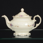 PORCELANA POLONESA, um (1) bule de chá, ornamentação floral policromada, arremates com frisos a ouro,manufatura KPM (Krister Porzellan-Manufaktur 1831 a 1920, fundada no ano de 1831 por Carl Franz Krister; em 1867foi premiado na Exposição Internacional de Paris mesmo ano da sua morte; em 1920 mudou a razão social para KristerPorzellan-Manufaktur AG 1920 a 1952; em 1921 foi autorizado pelo governo a produzir moeda de porcelana (Notgeld);em 1945 depois da Segunda Guerra Mundial o território deixou de ser alemão e passou a integrar a Polônia; em 1952 foinacionalizada e passou a ser Fabryka Porcelany Krzysztof 1952 a 1995; em 1995 mudou a razão social para FabrykaPorcelany Krzysztof SA, funciona até a atualidade), medindo 17 cm altura, sinais de uso, vide foto.