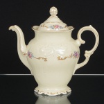 PORCELANA POLONESA, um (1) bule de café, ornamentação floral policromada, arremates com frisos a ouro,manufatura KPM (Krister Porzellan-Manufaktur 1831 a 1920, fundada no ano de 1831 por Carl Franz Krister; em 1867foi premiado na Exposição Internacional de Paris mesmo ano da sua morte; em 1920 mudou a razão social para KristerPorzellan-Manufaktur AG 1920 a 1952; em 1921 foi autorizado pelo governo a produzir moeda de porcelana (Notgeld);em 1945 depois da Segunda Guerra Mundial o território deixou de ser alemão e passou a integrar a Polônia; em 1952 foinacionalizada e passou a ser Fabryka Porcelany Krzysztof 1952 a 1995; em 1995 mudou a razão social para FabrykaPorcelany Krzysztof SA, funciona até a atualidade), medindo 21 cm altura, sinais de uso, vide foto.