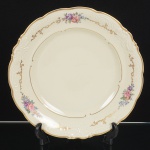 PORCELANA POLONESA, um (1) medalhão com ornamentação floral policromada, arremates com frisos a ouro,manufatura KPM (Krister Porzellan-Manufaktur 1831 a 1920, fundada no ano de 1831 por Carl Franz Krister; em 1867foi premiado na Exposição Internacional de Paris mesmo ano da sua morte; em 1920 mudou a razão social para KristerPorzellan-Manufaktur AG 1920 a 1952; em 1921 foi autorizado pelo governo a produzir moeda de porcelana (Notgeld);em 1945 depois da Segunda Guerra Mundial o território deixou de ser alemão e passou a integrar a Polônia; em 1952 foinacionalizada e passou a ser Fabryka Porcelany Krzysztof 1952 a 1995; em 1995 mudou a razão social para FabrykaPorcelany Krzysztof SA, funciona até a atualidade), medindo 26,5 cm diâmetro, sinais de uso, vide foto.