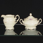 PORCELANA POLONESA, dois (2) itens: 1 cremeira e 1 açucareiro com tampa, ornamentação floralpolicromada, arremates com frisos a ouro, manufatura KPM (Krister Porzellan-Manufaktur 1831 a 1920, fundada noano de 1831 por Carl Franz Krister; em 1867 foi premiado na Exposição Internacional de Paris mesmo ano da suamorte; em 1920 mudou a razão social para Krister Porzellan-Manufaktur AG 1920 a 1952; em 1921 foi autorizado pelogoverno a produzir moeda de porcelana (Notgeld); em 1945 depois da Segunda Guerra Mundial o território deixou deser alemão e passou a integrar a Polônia; em 1952 foi nacionalizada e passou a ser Fabryka Porcelany Krzysztof 1952 a1995; em 1995 mudou a razão social para Fabryka Porcelany Krzysztof SA, funciona até a atualidade), medindo a maiorpeça 13 cm altura, sinais de uso, vide foto.