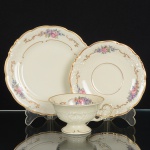 PORCELANA POLONESA, conjunto trio (3) para chá (xícara, pires e prato de bolo), ornamentação floralpolicromada, arremates com frisos a ouro, manufatura KPM (Krister Porzellan-Manufaktur 1831 a 1920, fundada noano de 1831 por Carl Franz Krister; em 1867 foi premiado na Exposição Internacional de Paris mesmo ano da suamorte; em 1920 mudou a razão social para Krister Porzellan-Manufaktur AG 1920 a 1952; em 1921 foi autorizado pelogoverno a produzir moeda de porcelana (Notgeld); em 1945 depois da Segunda Guerra Mundial o território deixou deser alemão e passou a integrar a Polônia; em 1952 foi nacionalizada e passou a ser Fabryka Porcelany Krzysztof 1952 a1995; em 1995 mudou a razão social para Fabryka Porcelany Krzysztof SA, funciona até a atualidade), ideais paracoleção de cristaleira, sinais de uso, vide foto.
