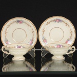 PORCELANA POLONESA, par (2) xícaras para café, ornamentação floral policromada, arremates com frisos aouro, manufatura KPM (Krister Porzellan-Manufaktur 1831 a 1920, fundada no ano de 1831 por Carl Franz Krister; em1867 foi premiado na Exposição Internacional de Paris mesmo ano da sua morte; em 1920 mudou a razão social paraKrister Porzellan-Manufaktur AG 1920 a 1952; em 1921 foi autorizado pelo governo a produzir moeda de porcelana(Notgeld); em 1945 depois da Segunda Guerra Mundial o território deixou de ser alemão e passou a integrar a Polônia;em 1952 foi nacionalizada e passou a ser Fabryka Porcelany Krzysztof 1952 a 1995; em 1995 mudou a razão social paraFabryka Porcelany Krzysztof SA, funciona até a atualidade), ideais para coleção de cristaleira, sinais de uso, vide foto.