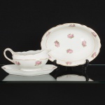 PORCELANA, dois (2) itens: 1 travessa oval de borda alta, medindo 25,5 x 18,5 cm; 1 molheira com presentoiracoplado, medindo 23 x 13,5 x 11 cm, ornamentação floral policromada, arremates com frisos a ouro, manufaturaREAL (Mauá, SP, 1943 a 1994), sinais de uso, vide foto.