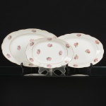 PORCELANA, três (3) travessas ovais, ornamentação floral policromada, arremates com frisos a ouro, manufaturaREAL (Mauá, SP, 1943 a 1994), medindo 36 x 22,5 cm; 31,5 x 20,5 cm e 27,5 x 17,5 cm (bicado na borda), sinais deuso, vide foto.