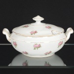 PORCELANA, uma (1) sopeira com tampa, ornamentação floral policromada, arremates com frisos a ouro,manufatura REAL (Mauá, SP, 1943 a 1994), medindo 22,5 cm diâmetro, sinais de uso, vide foto.