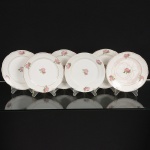 PORCELANA, seis (6) pratos para sobremesa, ornamentação floral policromada, arremates com frisos a ouro jácom desgastes, um deles com inúmeras trincas, manufatura REAL (Mauá, SP, 1943 a 1994), medindo 18 cm diâmetro,sinais de uso, vide foto.
