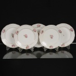 PORCELANA, cinco (5) pratos para sobremesa, ornamentação floral policromada, arremates com frisos a ouro jácom desgastes, manufatura REAL (Mauá, SP, 1943 a 1994), medindo 18 cm diâmetro, sinais de uso, vide foto.