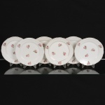 PORCELANA, seis (6) pratos rasos, ornamentação floral policromada, arremates com frisos a ouro já comdesgastes, manufatura REAL (Mauá, SP, 1943 a 1994), medindo 23 cm diâmetro, sinais de uso, vide foto.