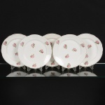 PORCELANA, cinco (5) pratos rasos, ornamentação floral policromada, arremates com frisos a ouro já comdesgastes, manufatura REAL (Mauá, SP, 1943 a 1994), medindo 23 cm diâmetro, sinais de uso, vide foto.