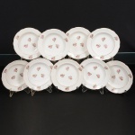 PORCELANA, nove (9) pratos fundos, ornamentação floral policromada, arremates com frisos a ouro já comdesgastes, manufatura REAL (Mauá, SP, 1943 a 1994), medindo 23 cm diâmetro, sinais de uso, vide foto.