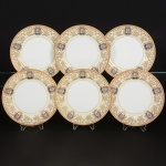 PORCELANA JAPONESA, seis (6) pratos rasos, ornamentação floral policromada, generosos arremates a ouro,um deles com falha na ornamentação, manufatura JYOTO CHINA (observação a palavra China na marca refere-se aqualidade da porcelana, dita osso de china, costume adotado por muitos fabricantes de diversos países que alcançam aqualidade na fabricação de porcelana equiparando-a a melhor que seria a chinesa), Made in Japan, medindo 26 cmdiâmetro, sinais de uso, vide foto.