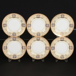 PORCELANA JAPONESA, seis (6) pratos para sobremesa, ornamentação floral policromada, generosos arrematesa ouro, um deles com falha na ornamentação, manufatura JYOTO CHINA (observação a palavra China na marca refere-se a qualidade da porcelana, dita osso de china, costume adotado por muitos fabricantes de diversos países que alcançama qualidade na fabricação de porcelana equiparando-a a melhor que seria a chinesa), Made in Japan, medindo 21 cmdiâmetro, sinais de uso, vide foto.
