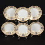 PORCELANA JAPONESA, seis (6) pratos fundos, ornamentação floral policromada, generosos arremates a ouro,um deles com falha na ornamentação, manufatura JYOTO CHINA (observação a palavra China na marca refere-se aqualidade da porcelana, dita osso de china, costume adotado por muitos fabricantes de diversos países que alcançam aqualidade na fabricação de porcelana equiparando-a a melhor que seria a chinesa), Made in Japan, medindo 23 cmdiâmetro, sinais de uso, vide foto.