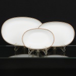 PORCELANA, três (3) travessas ovais, a menor delas de borda alta, ornamentação em barrado contínuo nastonalidades preta e dourada, modelo MEDAILLON, manufatura RENNER (Porto Alegre, RS, fundada em 1942; em1998 foi vendida para a Vista Alegre de Portugal; em 1999 mudou a razão social para Vista Alegre do Brasil), medindo33 x 22,5 cm; 29 x 19 cm e 23 x 15,5 cm, sinais de uso, vide foto.