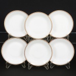 PORCELANA, seis (6) pratos fundos, ornamentação em barrado contínuo nas tonalidades preta e dourada, modeloMEDAILLON, manufatura RENNER (Porto Alegre, RS, fundada em 1942; em 1998 foi vendida para a Vista Alegre dePortugal; em 1999 mudou a razão social para Vista Alegre do Brasil), medindo 21,5 cm diâmetro, sinais de uso, videfoto.