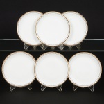 PORCELANA, seis (6) pratos para sobremesa, ornamentação em barrado contínuo nas tonalidades preta edourada, modelo MEDAILLON, manufatura RENNER (Porto Alegre, RS, fundada em 1942; em 1998 foi vendida paraa Vista Alegre de Portugal; em 1999 mudou a razão social para Vista Alegre do Brasil), medindo 17,5 cm diâmetro,sinais de uso, vide foto.