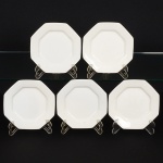 PORCELANA, cinco (5) pratos para sobremesa, octogonais, arremates com frisos prateados, manufaturaSCHMIDT (Pomerode, SC; Mauá, SP; Campo Largo, PR, fundada em 1945, ainda em atividade, maior fábrica deporcelana da América Latina), medindo 19 x 19 cm, sinais de uso, vide foto.