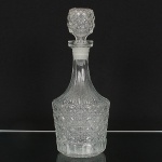 VIDRO, uma (1) licoreira, incolor e translúcida, moldada em geométricos e caneluras, medindo 29 cm altura,sinais de uso, vide foto.