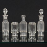 VIDRO, cinco (5) peças para galheteiro, incolores e translúcidas, moldadas em gomos e caneluras, sendo: 2 (par)galhetas com tampa; 1 galheta sem a tampa e 2 polvilhadores sem a tampa, medindo a maior peça 16 cm altura, sinaisde uso, vide foto.