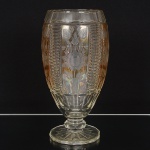 CRISTAL OVERLAY, um (1) vaso com lapidação floral e caneluras, tonalidade amarela sobre incolor, translúcido,fuste facetado, base tetradecagonal, fundo estrelado, borda com bicadinhos, medindo 30 cm altura, sinais de uso, videfoto.