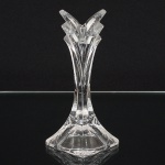 CRISTAL, um (1) castiçal modelado em folhas estilizadas, incolor e translúcido, base quadrangular, medindo 13,5cm altura, sinais de uso, vide foto.