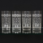 VIDRO, quatro (4) copos cilíndricos, incolores e translúcidos, lapidados em treliças, sulcos e caneluras, medindo14,5 cm altura e 7 cm diâmetro, sinais de uso, vide foto.