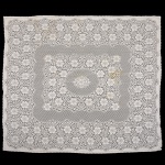 CAMA E MESA, uma (1) toalha quase quadrangular, confeccionada em tecido misto na tonalidade branca oucreme, bordado industrial, medindo 212 x 195 cm, possui manchas, sinais de uso, vide foto.