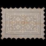 CAMA E MESA, uma (1) antiga toalha retangular, confeccionada em tecido de linho e renda, medindo 224 x 170cm, possui manchas, sinais de uso, vide foto.